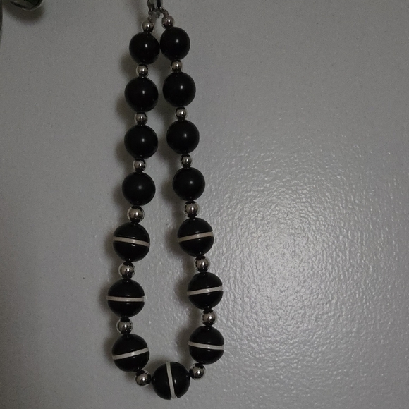 Elegant Black and Silver Beaded Necklace - Picture 1 of 1